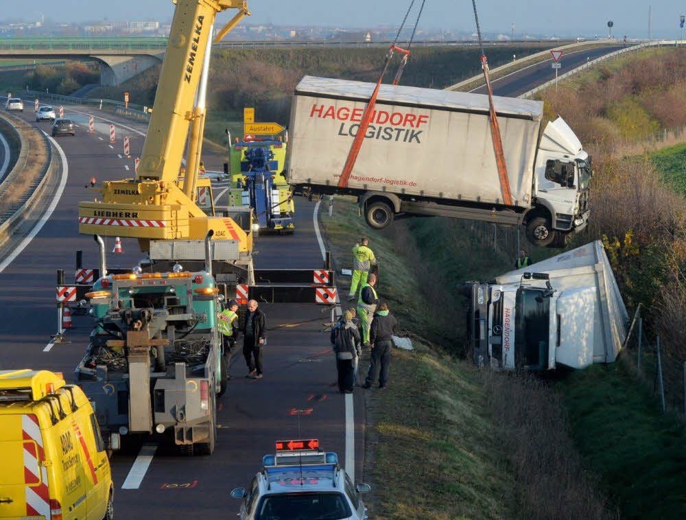 Die Lkw mussten mit einem Kran geborgen werden.