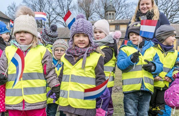 Auch Milla (Mi.) begrüßt das Königspaar.