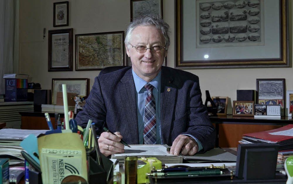 Oberbürgermeister Klemens Koschig an seinem Schreibtisch im Rathaus.