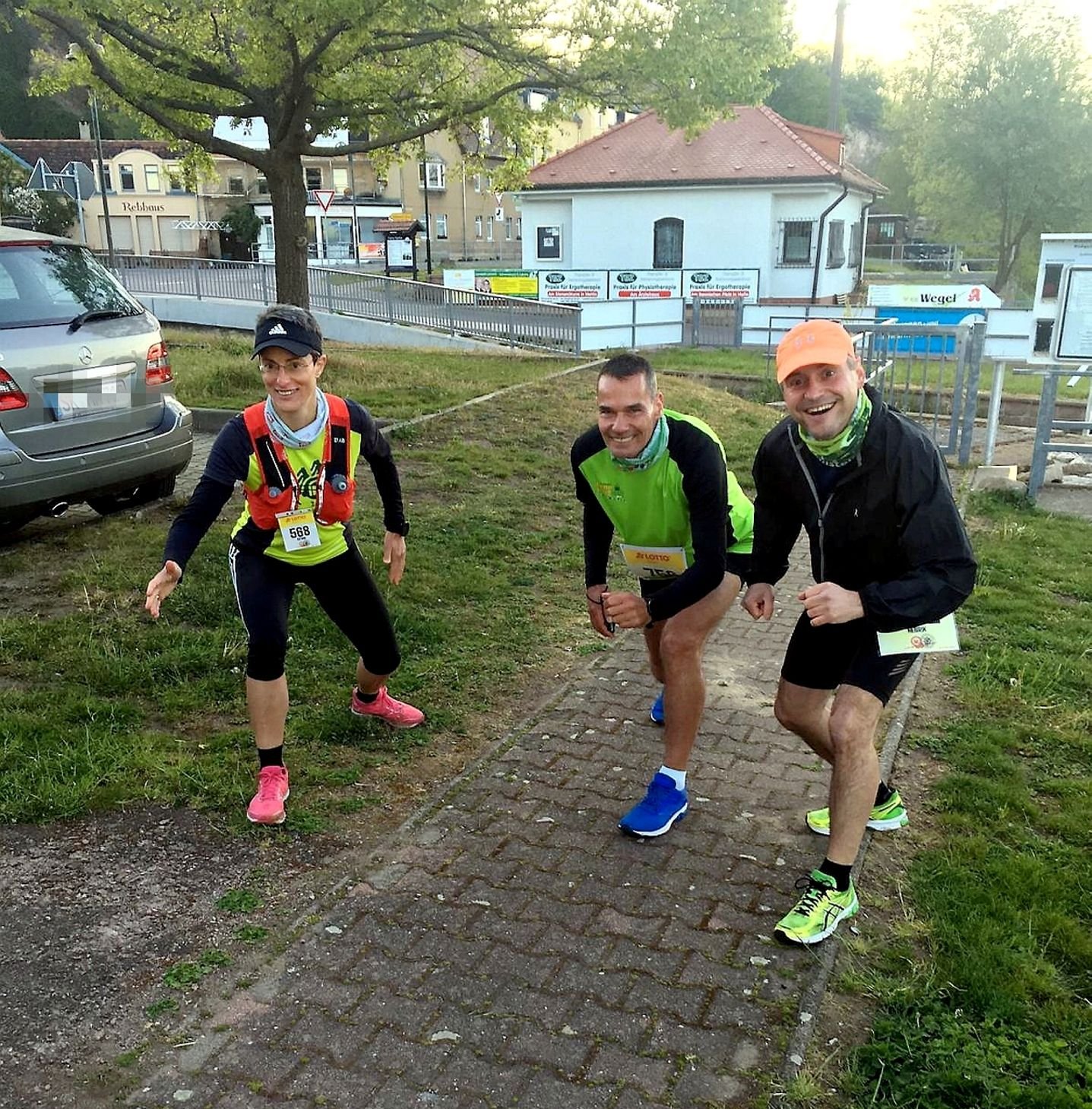 Katrin Winkler-Hindricks (von links), Dirk Meier und Henrik Böhme kurz vor dem Start zum Ultra-Marathon in Wettin.