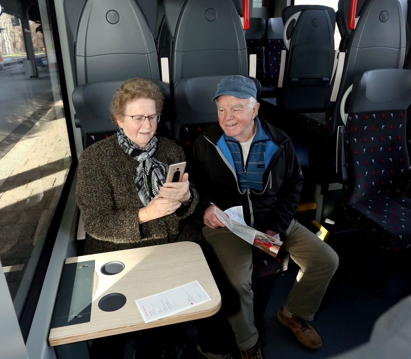 Christel Stange und ihr Mann Erich testen das WLAN in dem neuen Abellio-Triebwagen in Bernburg.