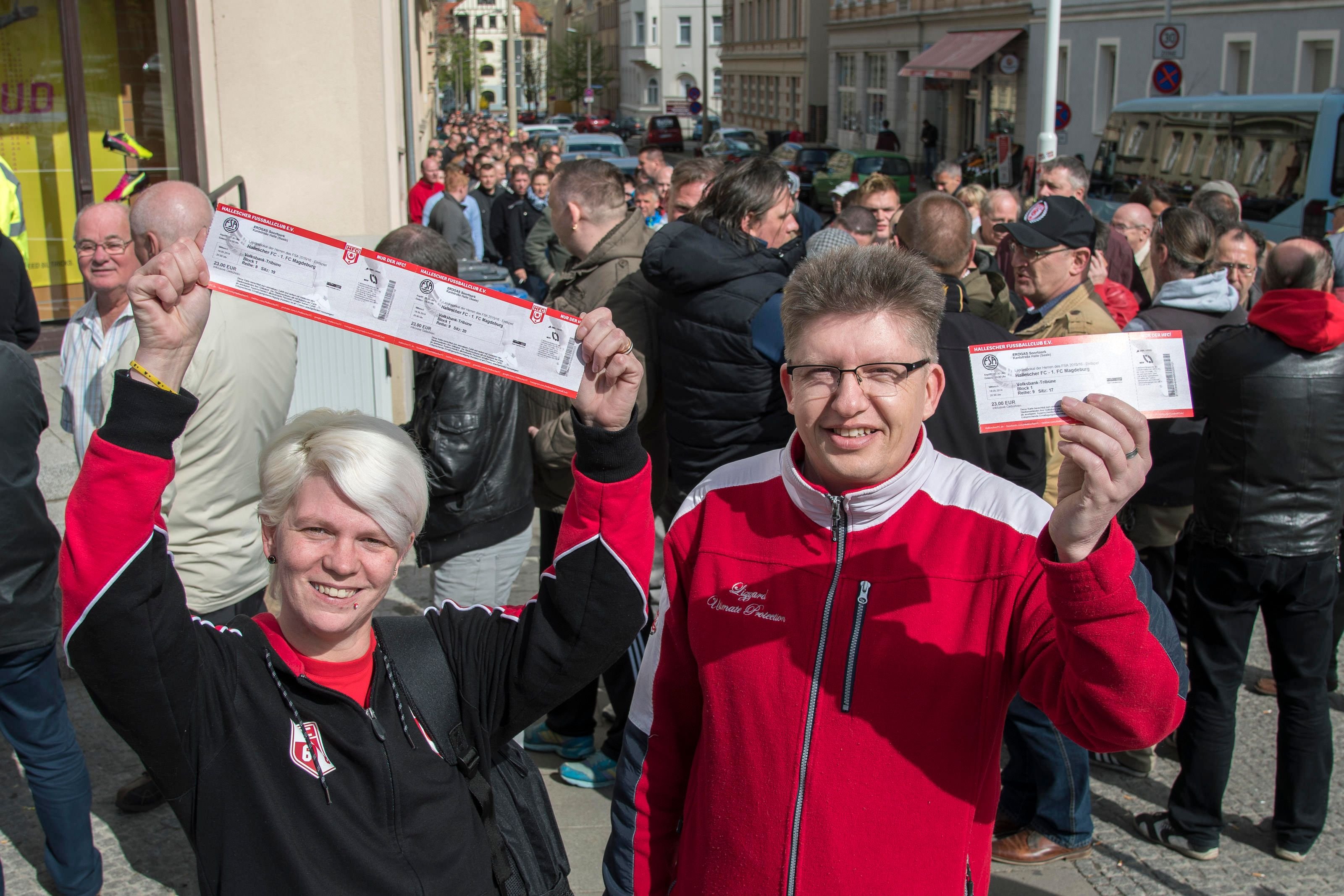 Zwei glückliche Fans: mehr als zwei Stunden musste sie anstehen, um Karten für das Finalderby zu erstehen.