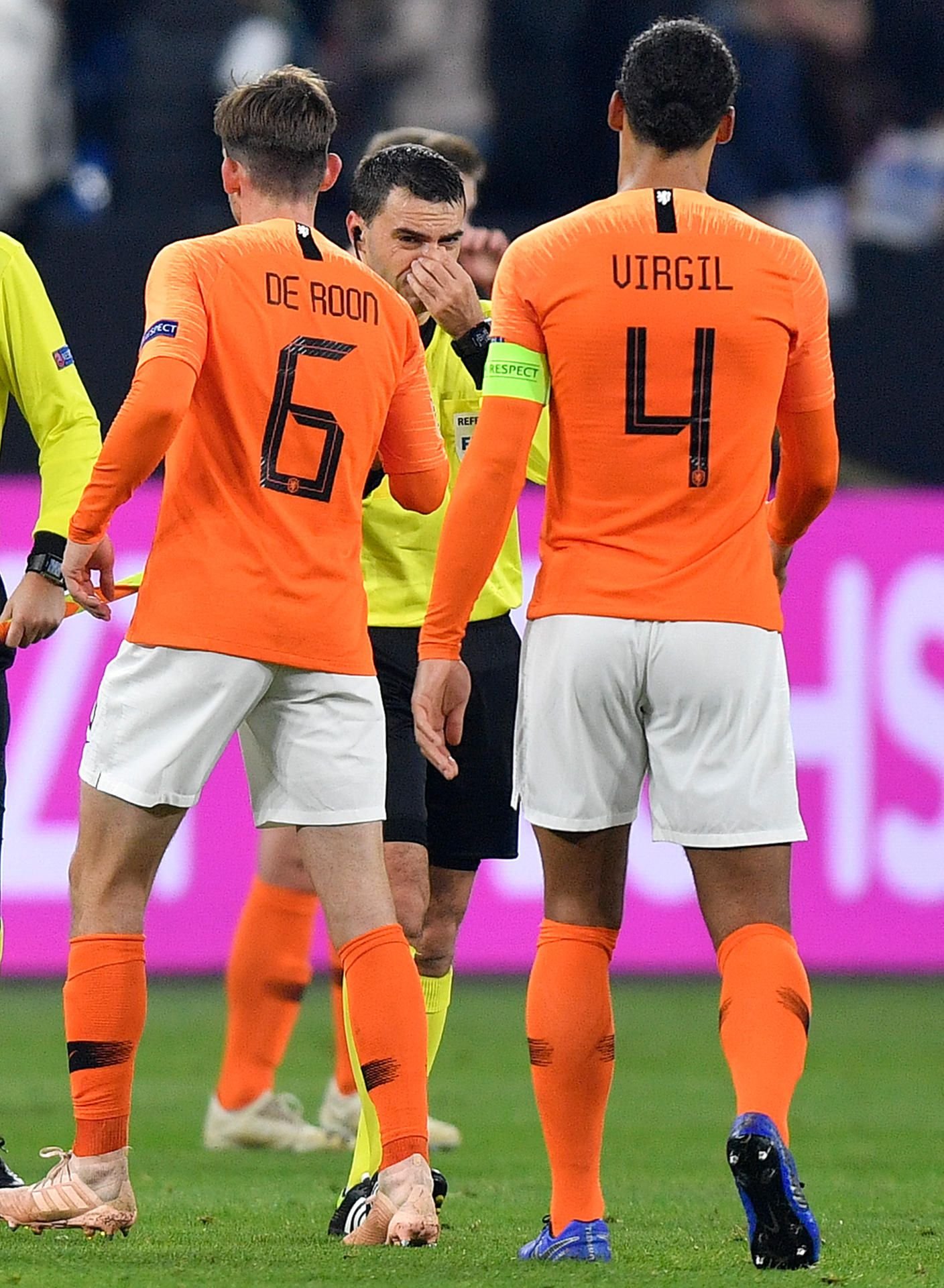Virgil van Dijk tröstete nach dem Spiel den Schiedsrichter.