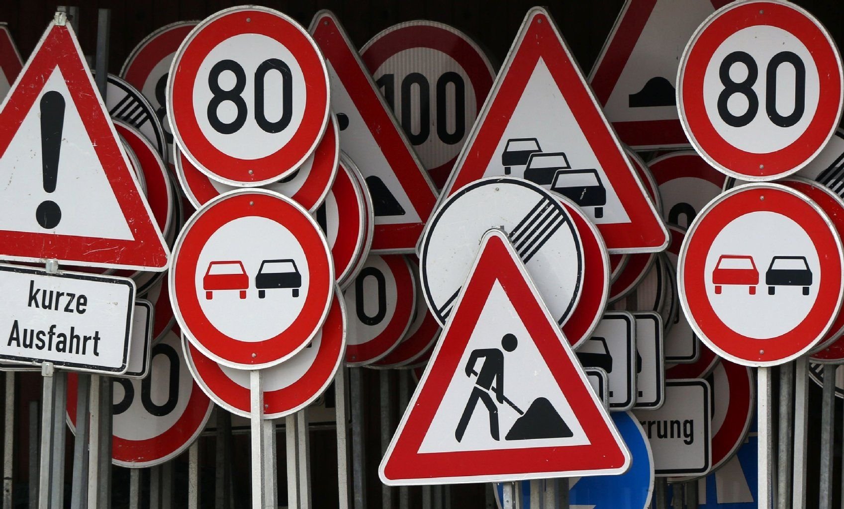 Verschiedene Verkehrsschilder, darunter neben Schildern zur Geschwindigkeitsbegrenzung auch Überholverbotsschilder