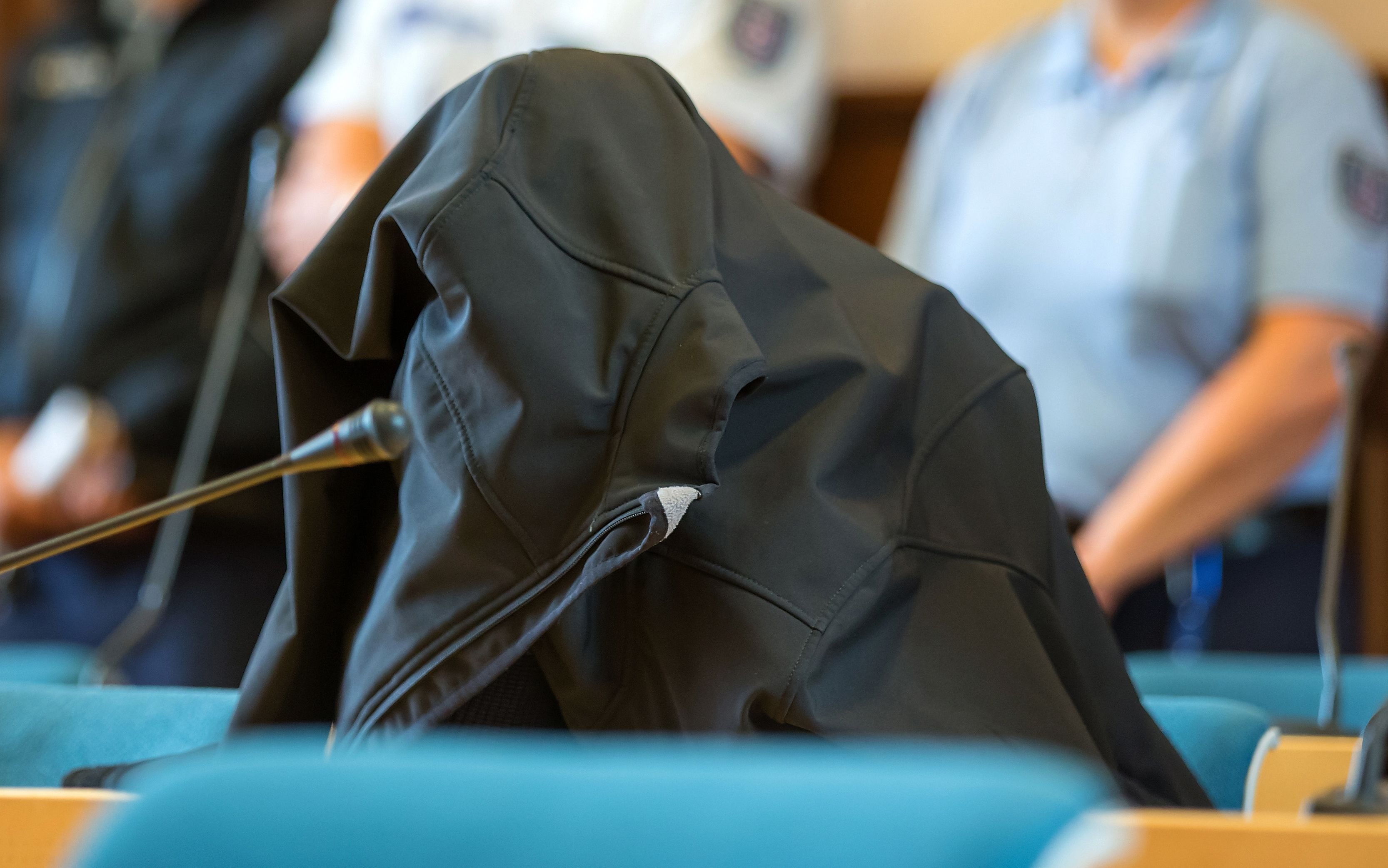 Die Angeklagte Alexandra R. hat sich vor dem Landgericht in Erfurt vor Beginn des Prozesses wegen Mordes und Totschlags in einer Jacke verborgen.