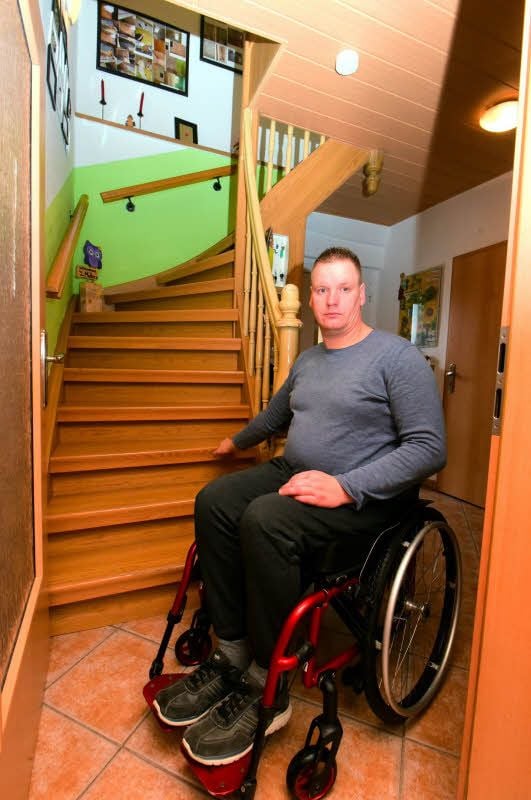Der Hohenmölsener Wehrleiter Ronny Müller in seinem Rollstuhl.