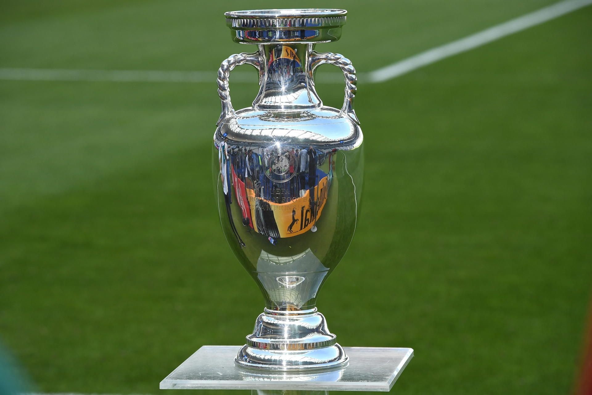 Um diesen Pokal geht es bei der Fußball-Europameisterschaft.