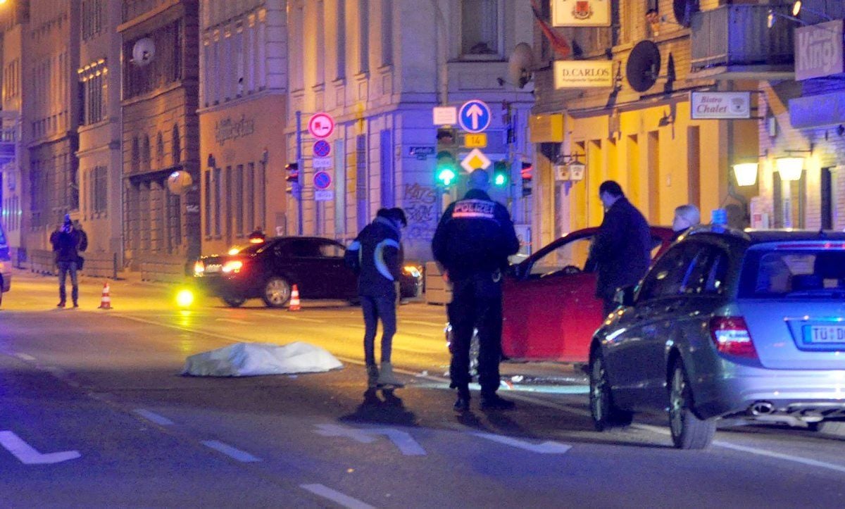 Polizeibeamte stehen in Stuttgart (Baden-Württemberg) nach einer Schießerei vor dem Fahrzeug der Täter.