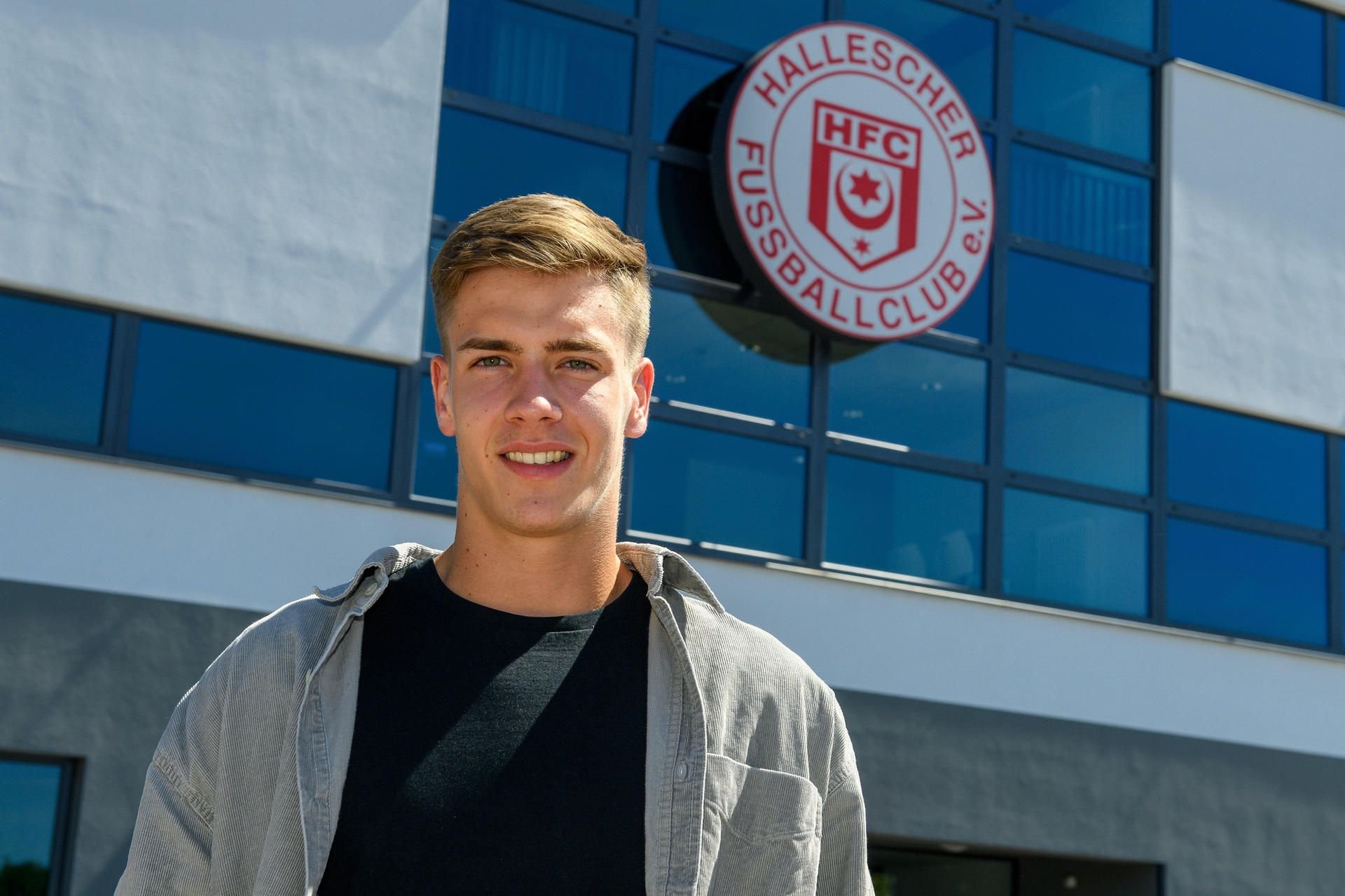 Laurenz Dehl am Freitag vor dem Erdgas Sportpark.