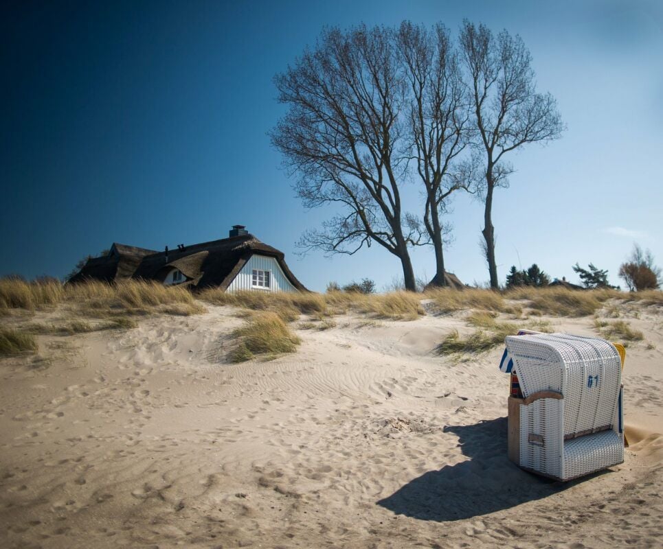 Malerisch vor Beginn der Hauptsaison: Ostseestrand bei Ahrenshoop im zeitigen Frühjahr
