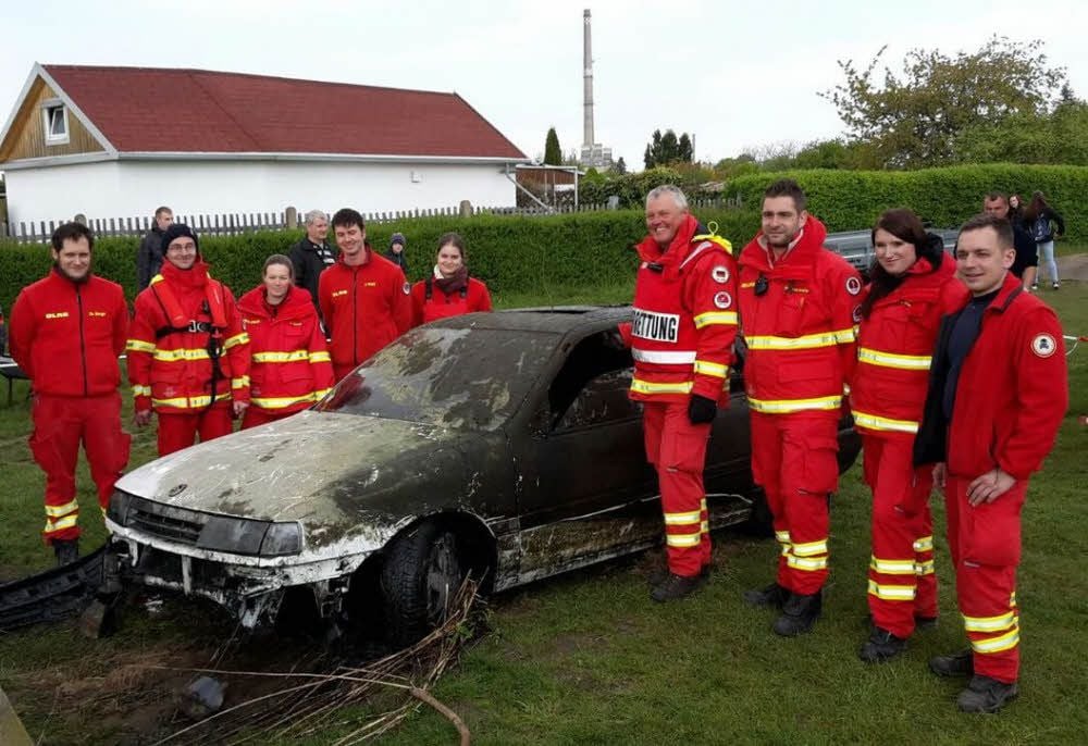 Schlammverkrustet wurde der Vectra aus dem Kanal gezogen.