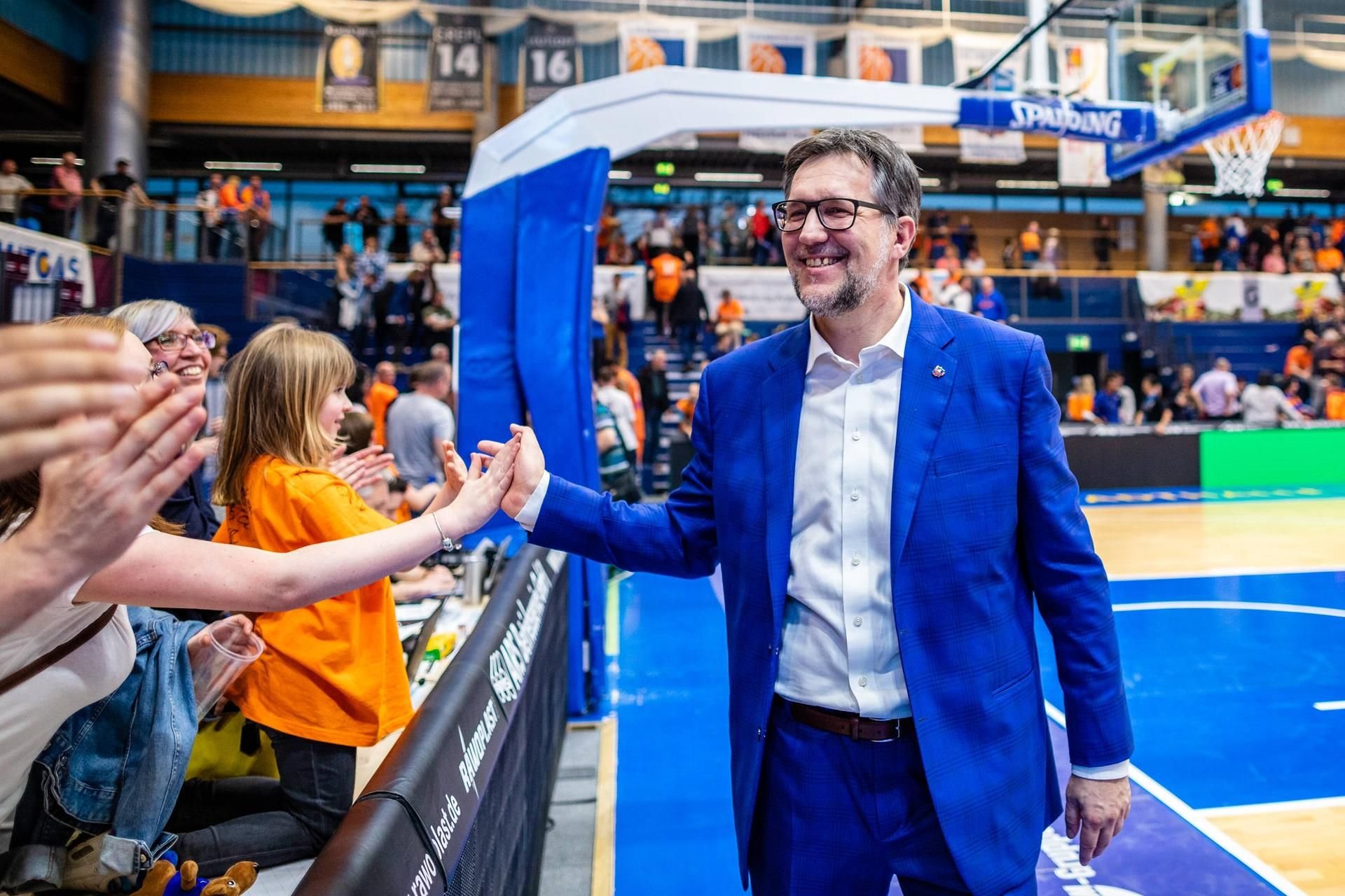 Ein zufriedener MBC-Coach Silvano Poropat auf seiner Ehrenrunde in der Stadthalle Weißenfels.
