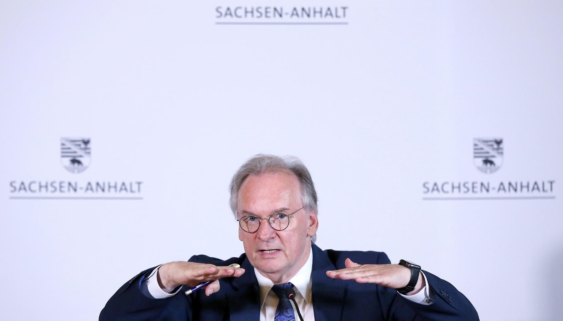 Sachsen-Anhalts Ministerpräsident Reiner Haseloff (CDU) spricht während der Pressekonferenz in der Staatskanzlei in Magdeburg.