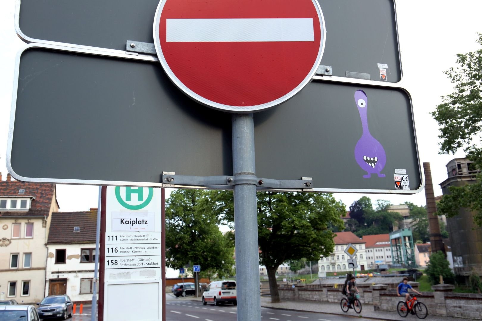 Dieses kleine Monster grüßt von der Rückseite eines Verkehrsschildes am Kaiplatz in Bernburg.