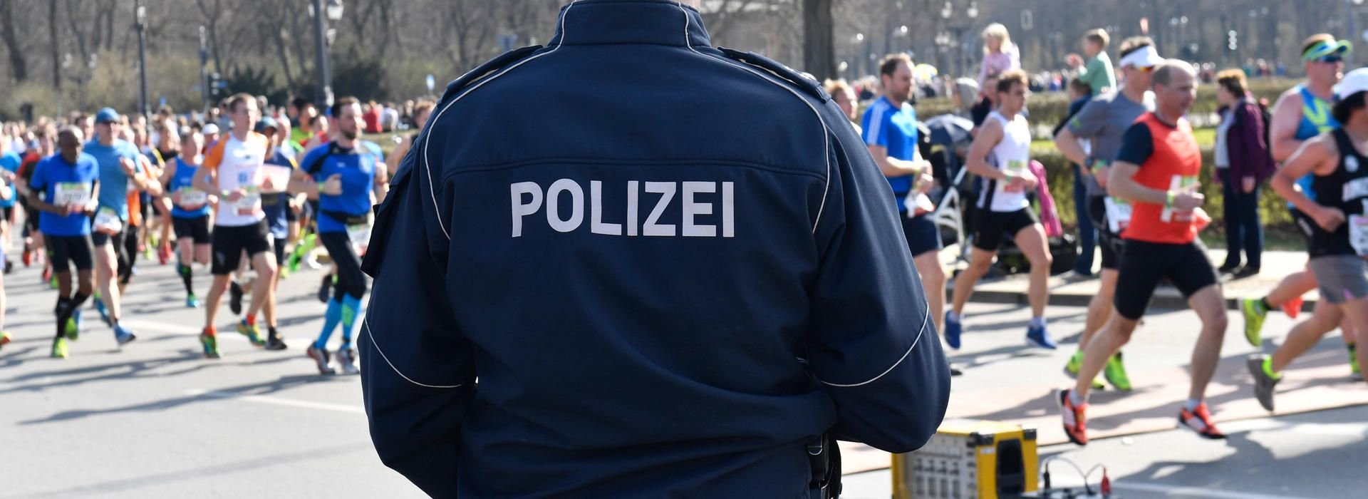 Ein Polizist bewacht die Strecke des Berliner Halbmarathons