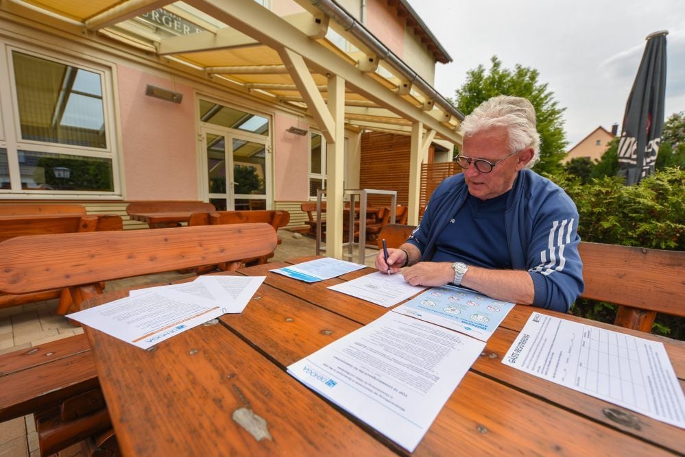 Peter Liewald füllt einige Formulare aus, um sein Restaurant „Merseburger Rabe“ bereits am 18. Mai öffnen zu können.