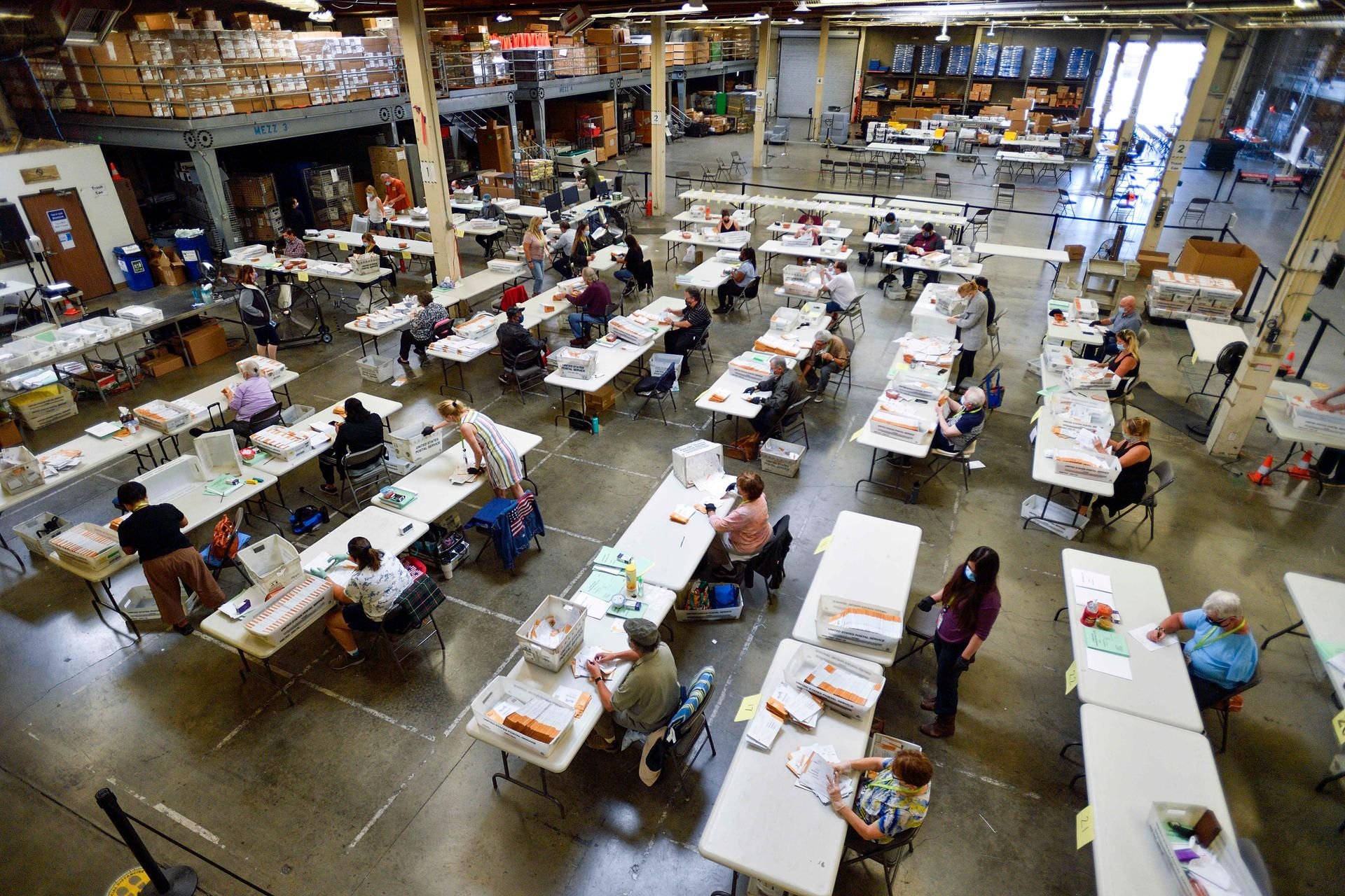 Wahlhelfer zählen Stimmzettel am Orange County Registrar.