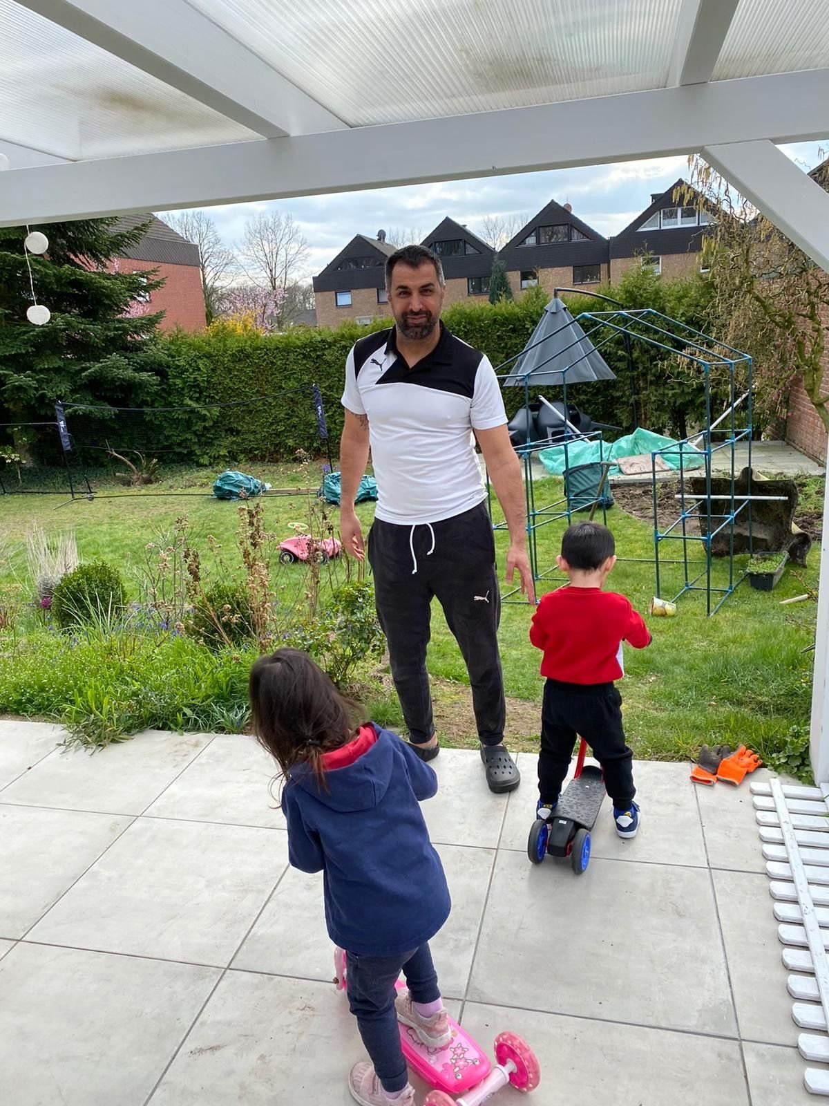 HFC-Trainer Ismail Atalan steht im Garten an seinem Haus in Senden mit seiner Tochter (l.) und seinem Neffen.