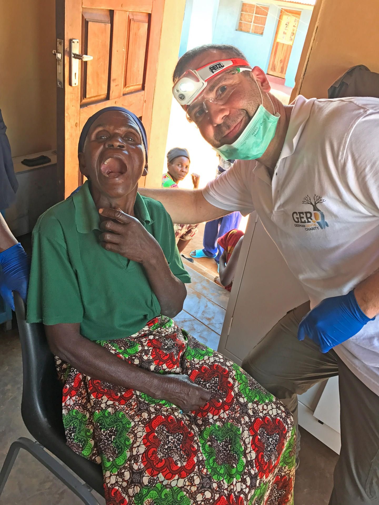 Thomas Baum mit einer Patientin in einem provisorischen Behandlungsraum.