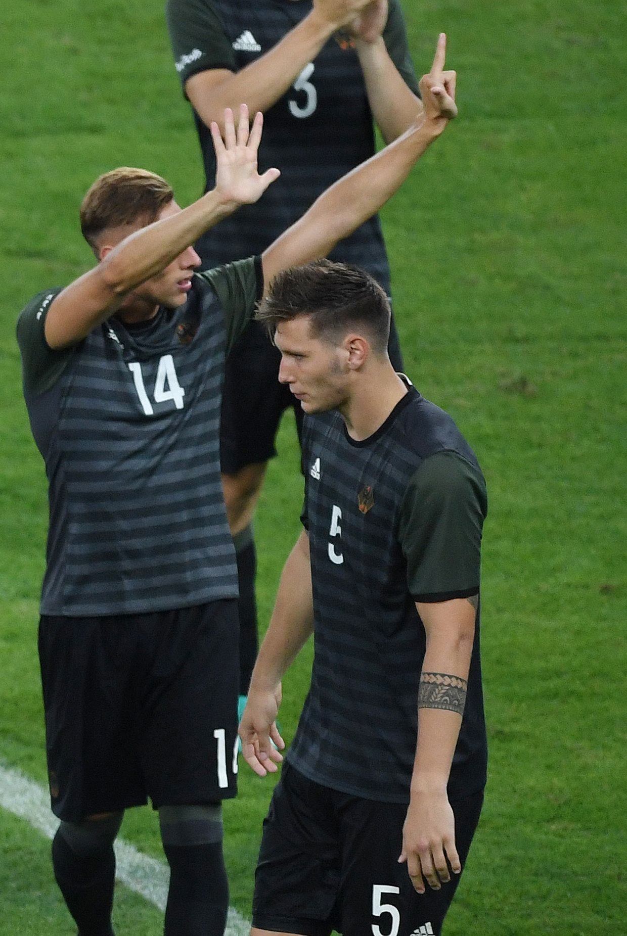 Robert Bauer streckt sieben Finger in Richtung der brasilianischen Fans.