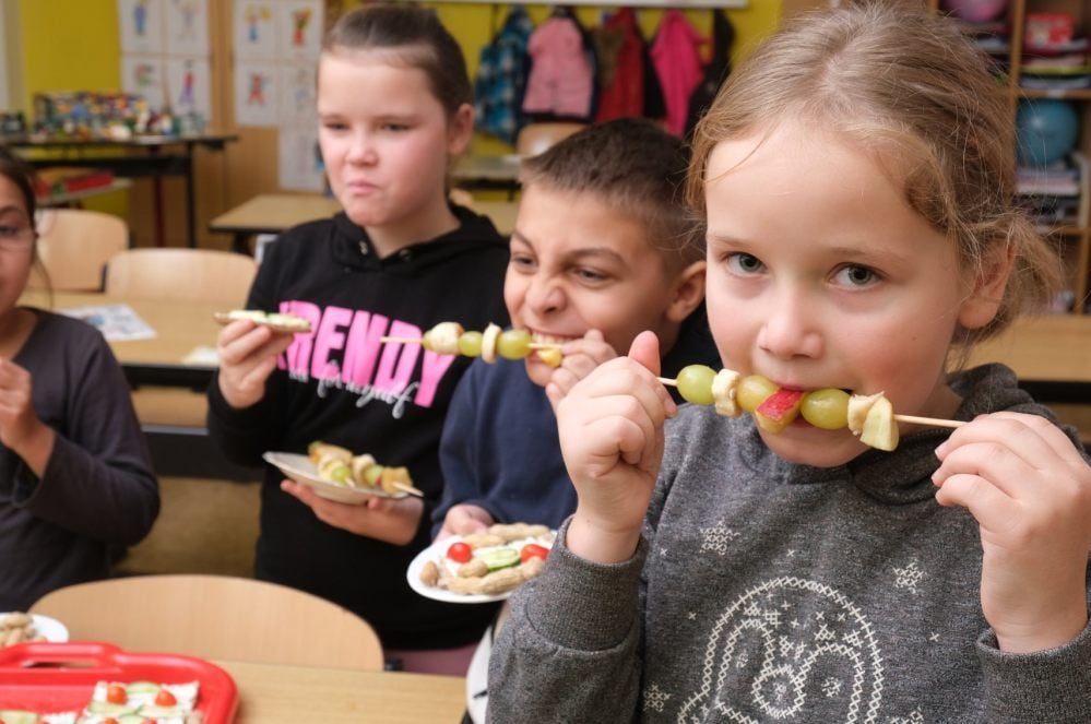 Viertklässlerin Vanessa und ihre Mitschüler lassen es sich schmecken.