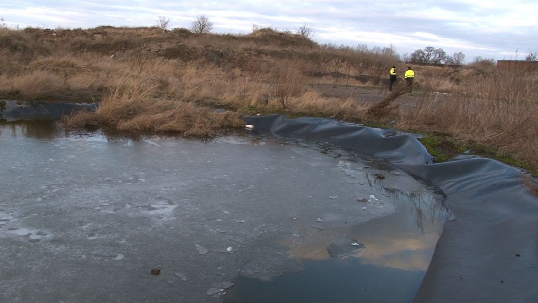 In Oschersleben (OT Andersleben) Kind verstirbt nach Fall in einen Teich.