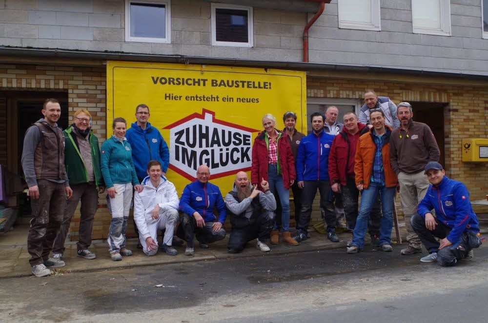 Acht Tage lang hat das Team von „Zuhause im Glück“ in Niedersachsen renoviert und schließlich auch die Möbel aus Gernrode aufgebaut.