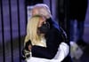 Joe Biden, Präsidentschaftskandidat der Demokraten, umarmt die Sängerin Lady Gaga während einer Wahlkampfveranstaltung.