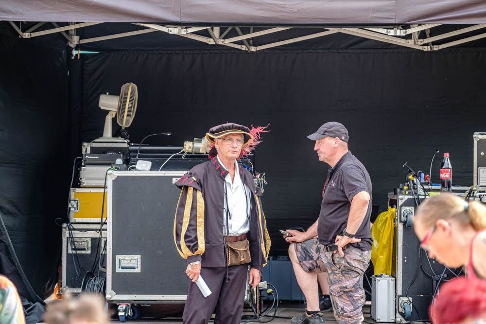 Letzte Absprachen: Johannes Winkelmann (l.) am Freitag vor dem Einzug der Nonnen zum Fest „Luthers Hochzeit“ auf der großen Marktbühne