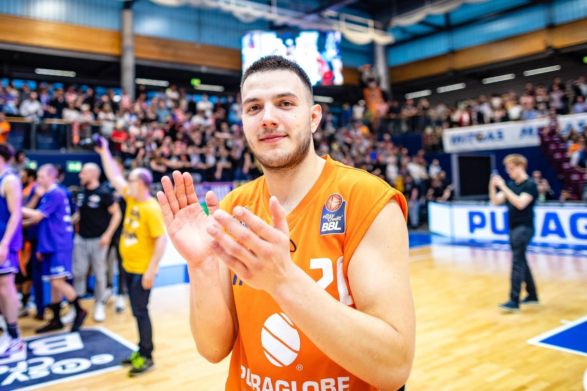 Gute Laune: Spielmacher Jovan Novak freut sich auch eine weitere Saison im Trikot des Syntainics MBC.