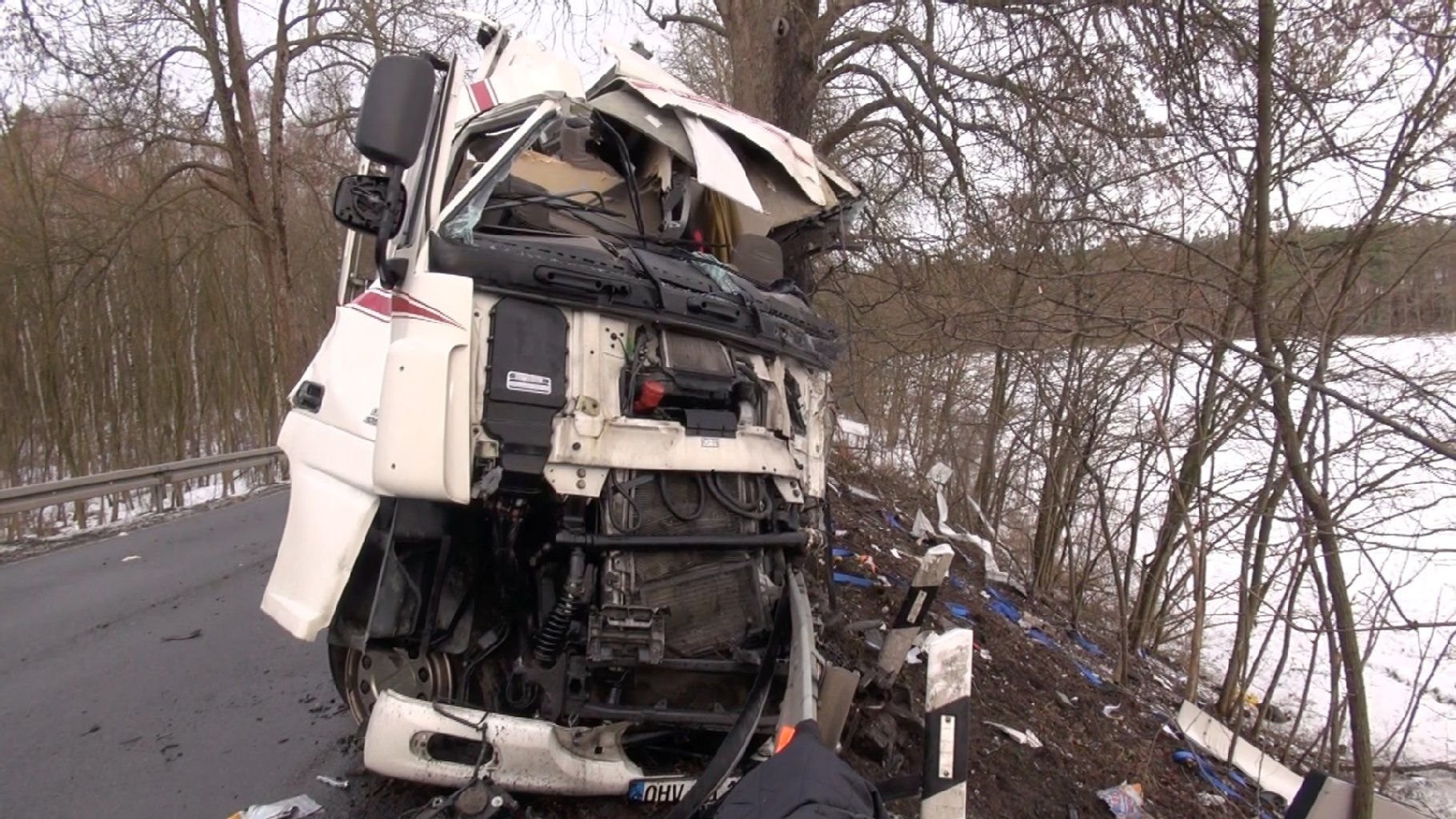 Aus bisher ungeklärter Ursache kam der Fahrer des Lkw auf der B 71 mit seinem Fahrzeug von der Fahrbahn ab.