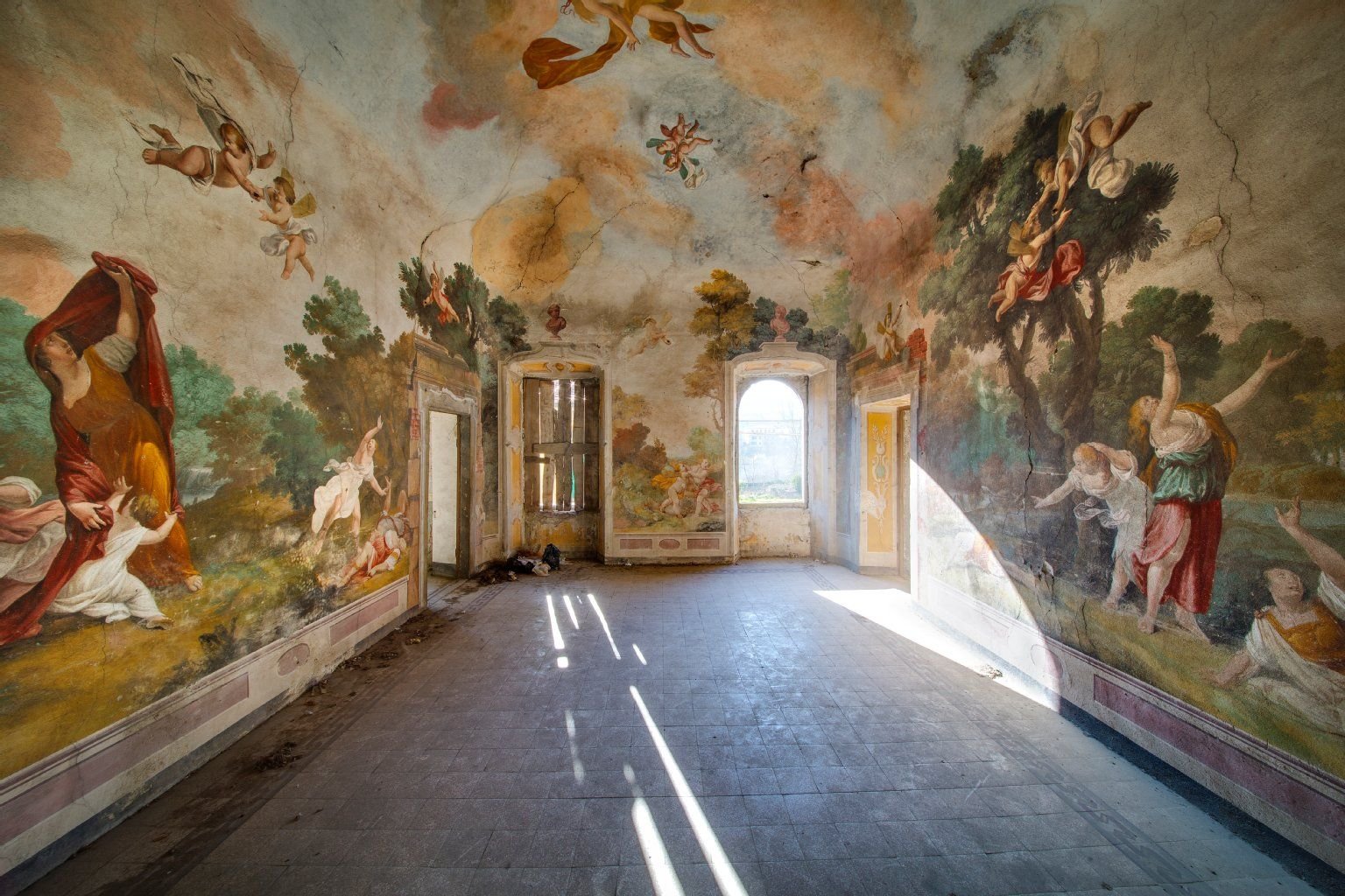 Cielo: Die fließenden und runden Übergänge von Wänden und Decken der Villa am Rande der Toskana wurden oft bewusst als Gestaltungsmittel eingesetzt. Sie bewirken einen himmelartigen, plastischeren Eindruck. Das zusammenhängende Wandgemälde zieht sich rund um den gesamten Raum und dessen Decke.