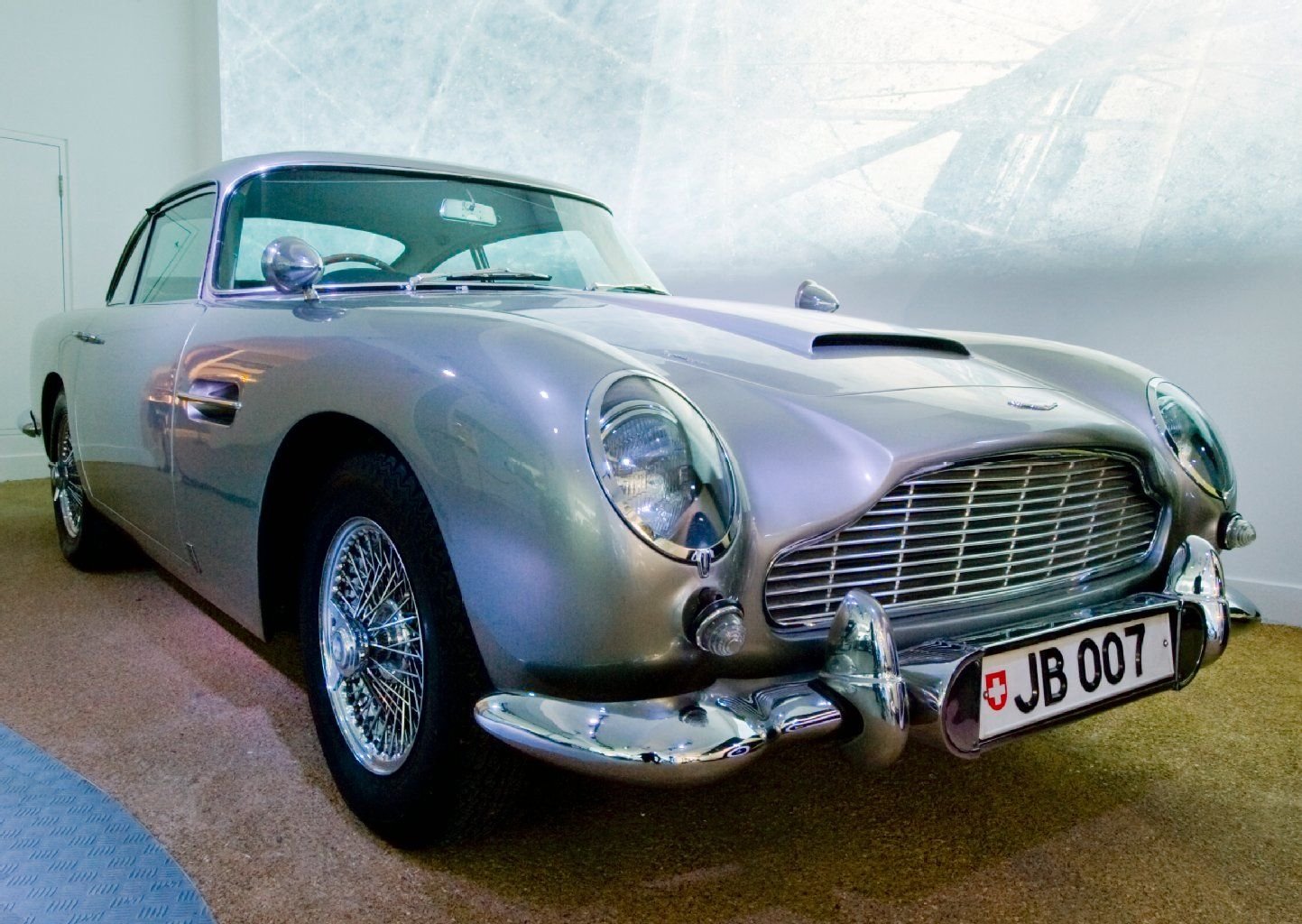 Das vielleicht bekannteste Bond-Auto ist der Aston Martin DB5 aus „Goldfinger“.