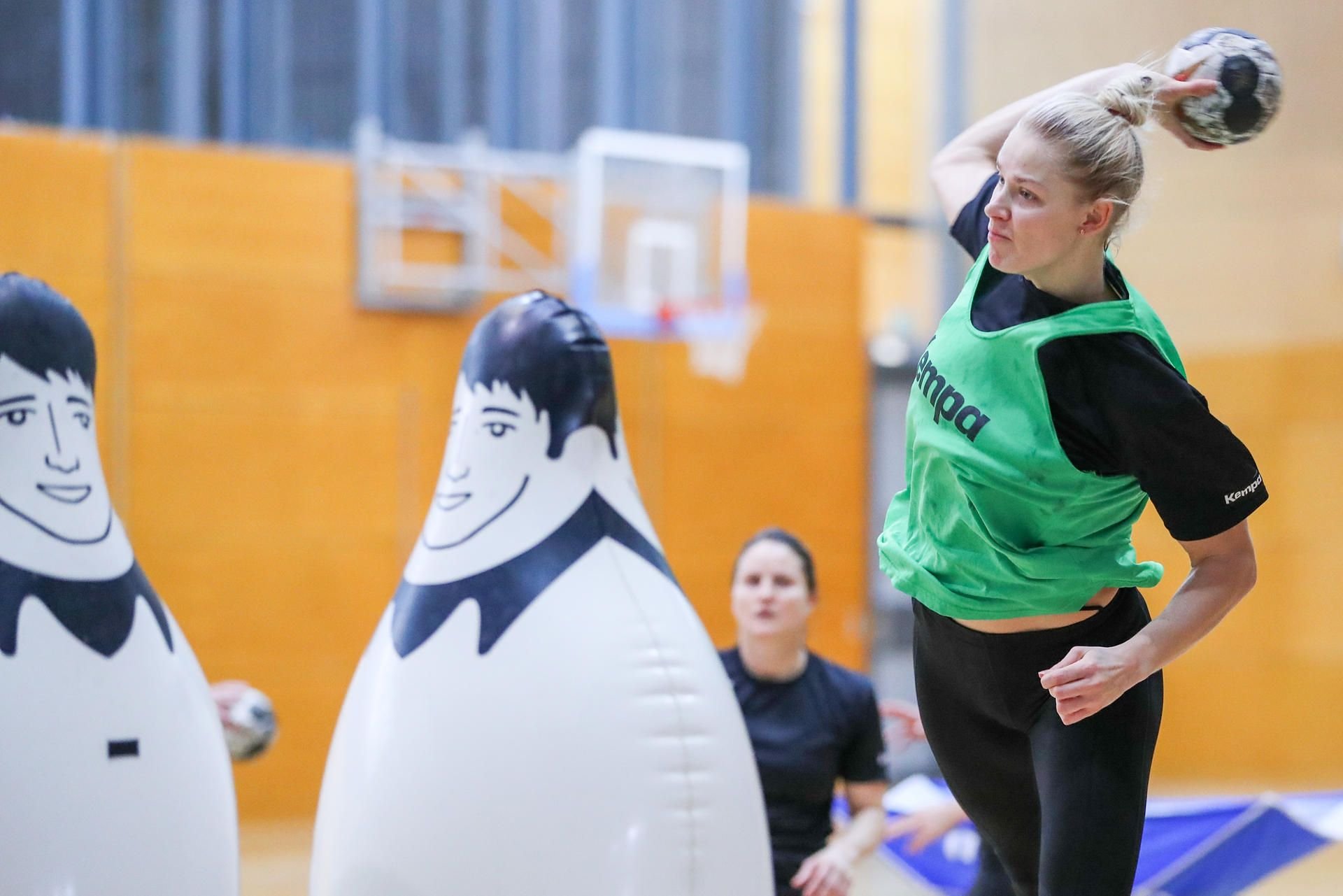 Shenia Minevskaja trainiert mit den deutschen Handballerinnen für die Handball-WM in Leipzig.