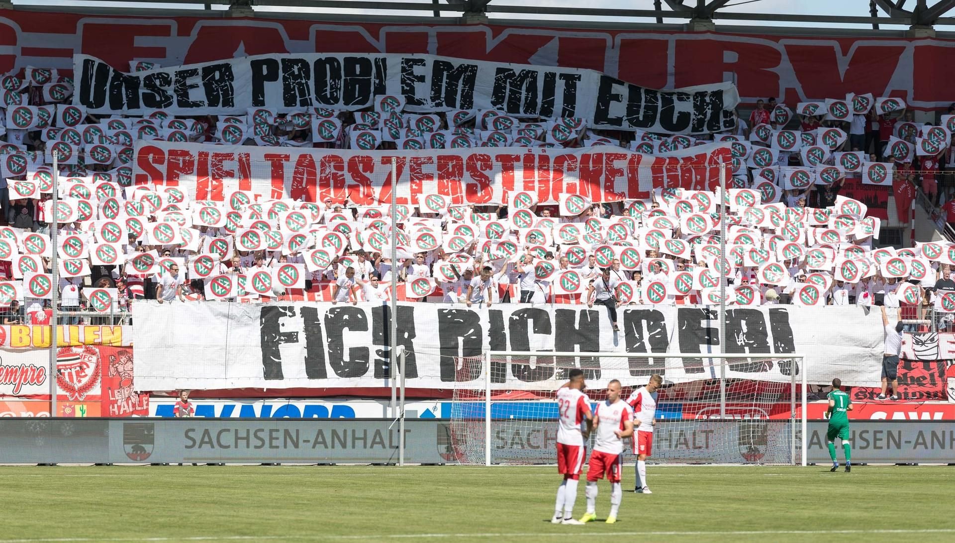 Organisierte Proteste gegen den DFB in der HFC-Kurve vor dem Spiel gegen Unterhaching.