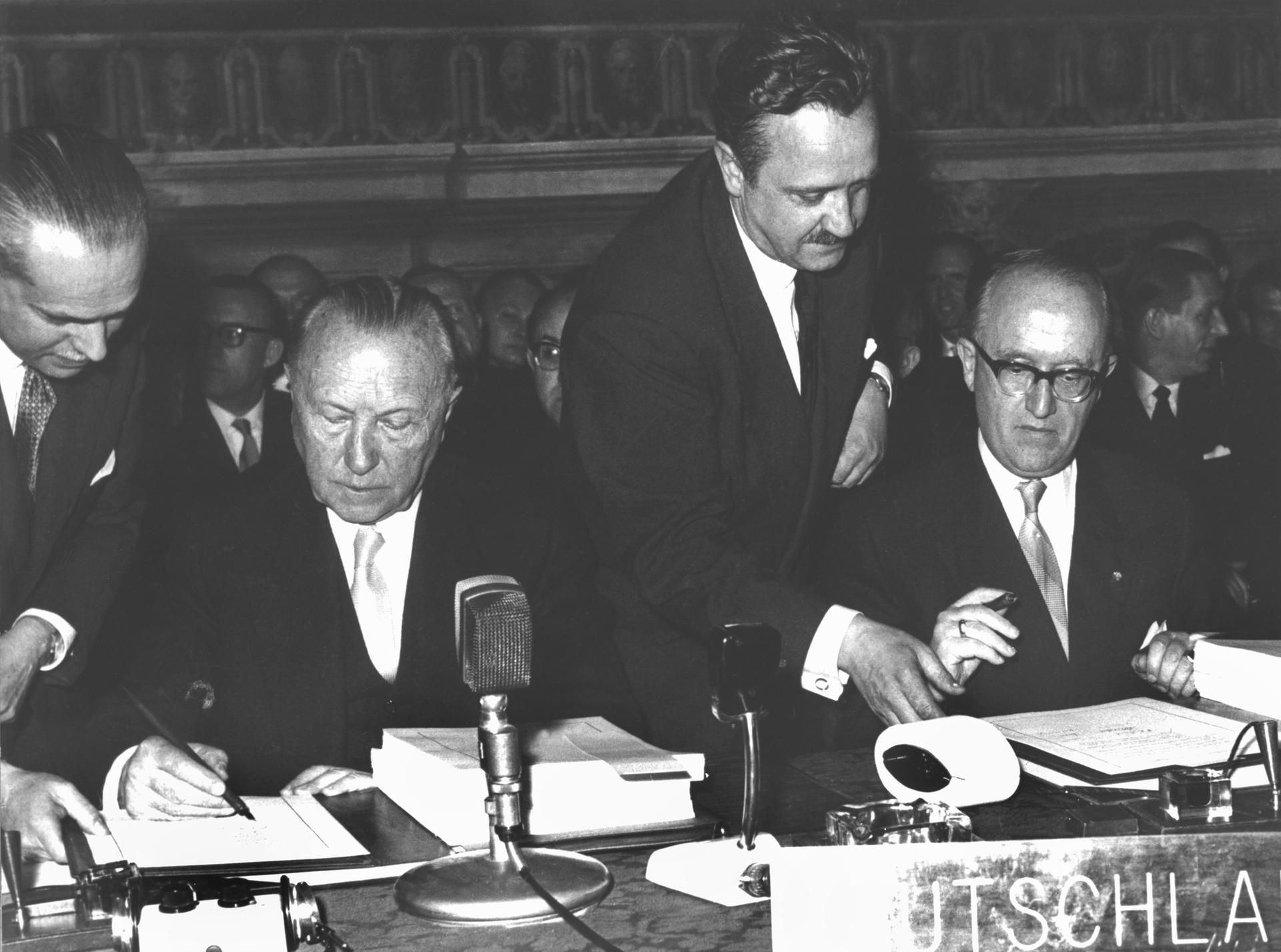 Der Spiegel veröffentlichte brisante Details aus geheimen Akten der Bundesregierung über Konrad Adenauer (Mitte).