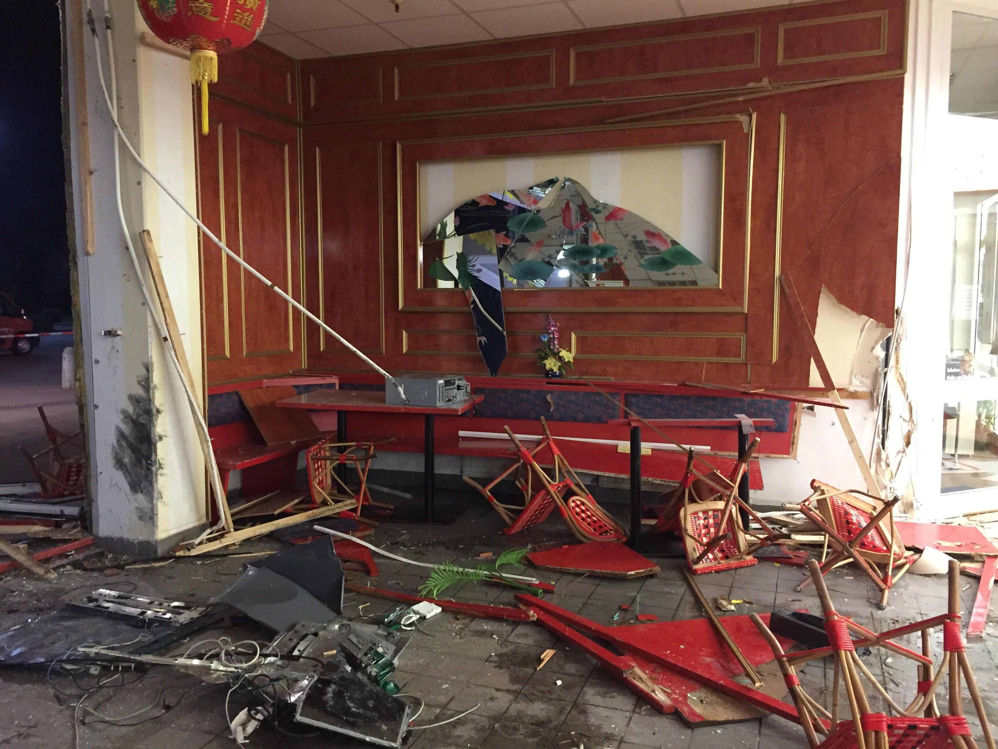 Im Januar 2016 sind Einbrecher mit einen Radlader in ein chinesisches Restaurant in Querfurt eingedrungen und haben eine Spur der Verwüstung hinterlassen.