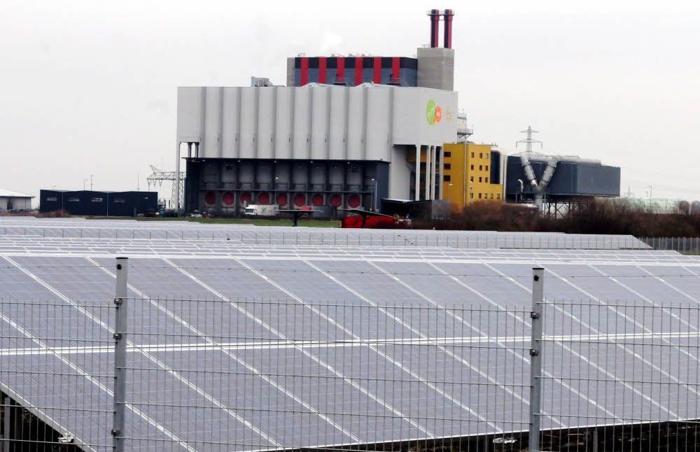 Eine Solaranlage nahe der Müllverbrennungsanlage im Gewerbegebiet Zorbau.