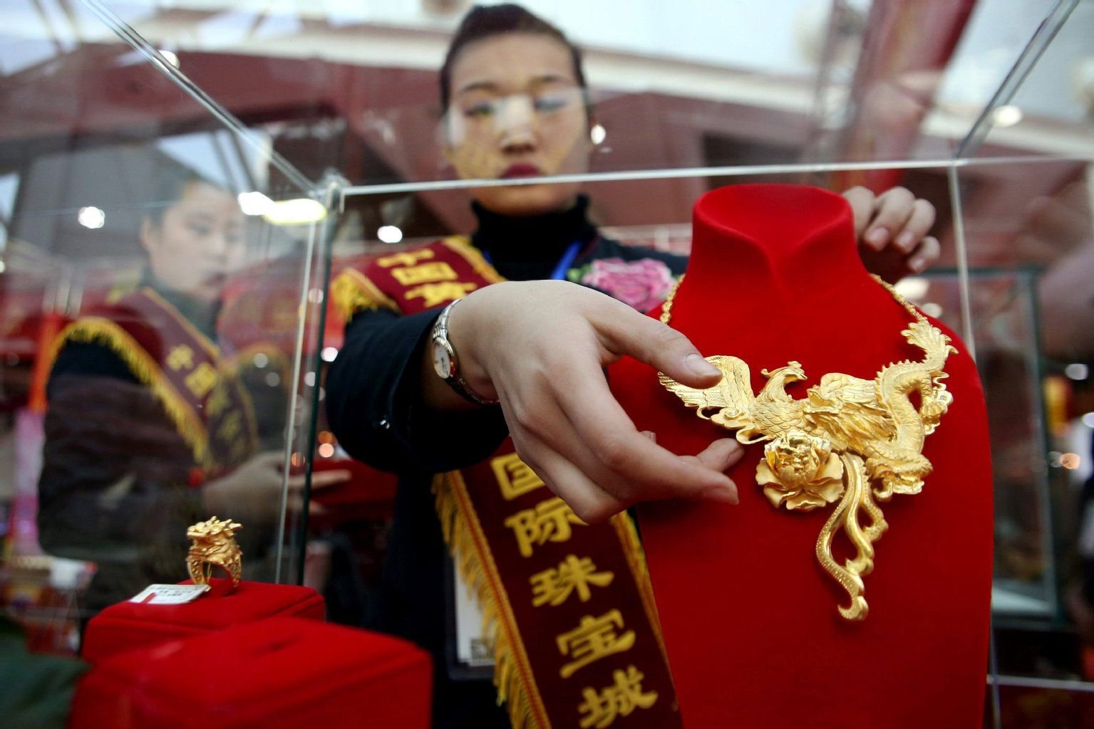 Gold und kostbare Juwelen? - Ja, bitte! In China kauften die Reichen im vergangenen Jahr für 75,8 Milliarden Euro Schmuck ein.