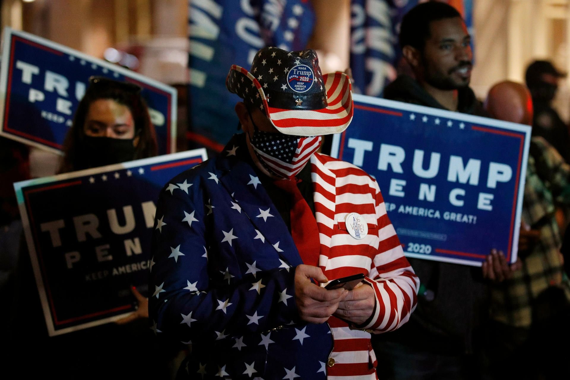Anhänger von US-Präsident Trump demonstrieren vor dem Pennsylvania Convention Center, während die Stimmen der Präsidentschaftswahl ausgezählt werden.
