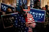 Anhänger von US-Präsident Trump demonstrieren vor dem Pennsylvania Convention Center, während die Stimmen der Präsidentschaftswahl ausgezählt werden. 