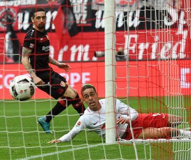 Innenpfosten - Tor: Yussuf Poulsen (r.) trifft für RB.