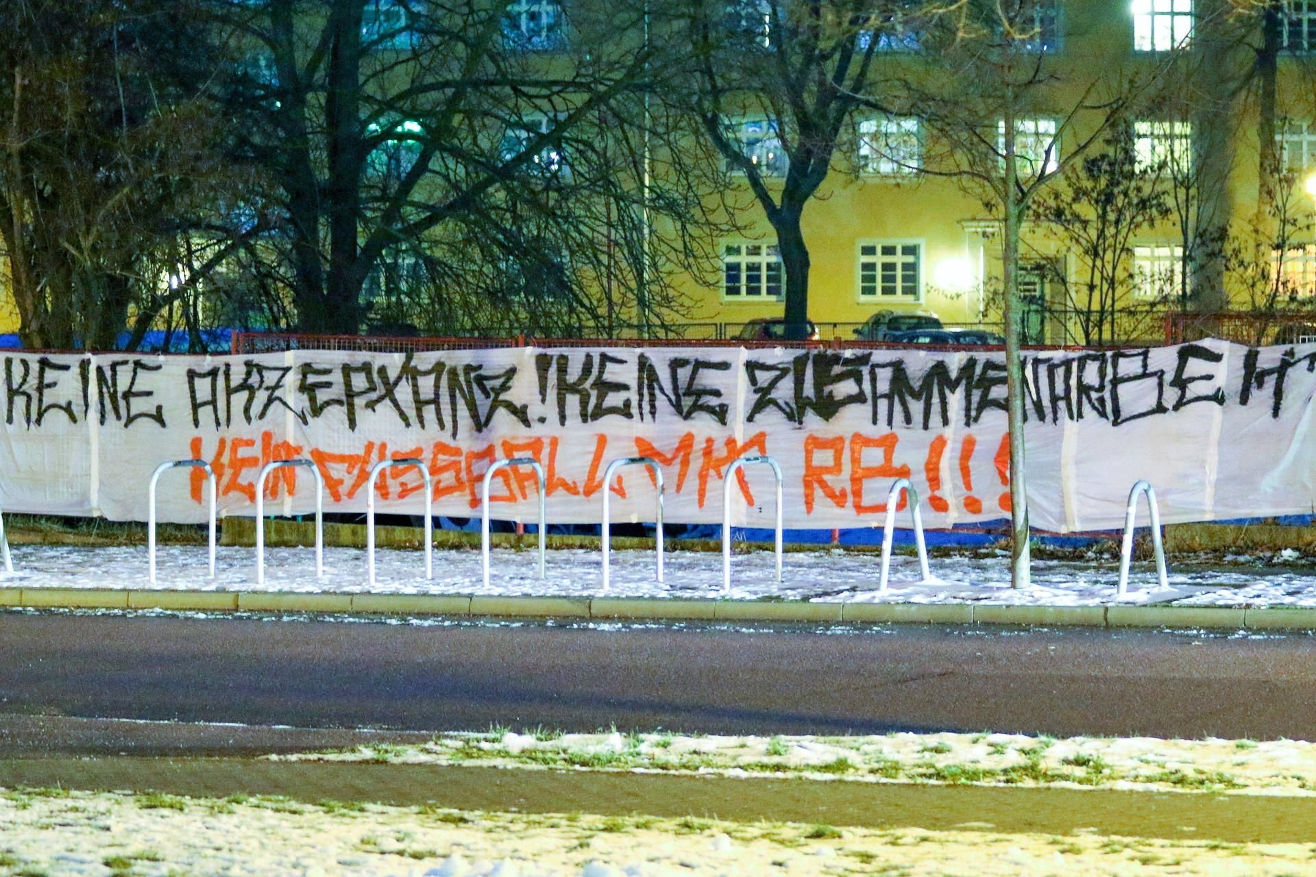 Ein Protestbanner gegen RB Leipzig von HFC-Fans vor dem Erdgas Sportpark.