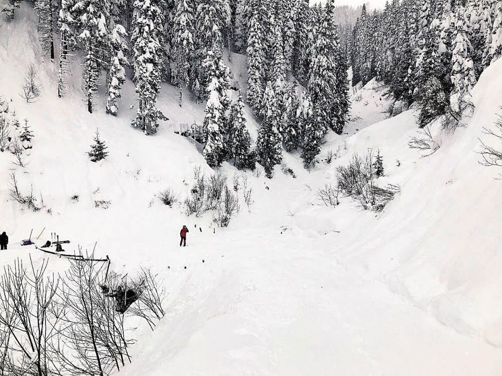 Das Foto zeigt die Stelle, an der das Schneebrett die Schüler erfasste. Die zuständige Polizei hatte es aufgenommen und ermittelt.