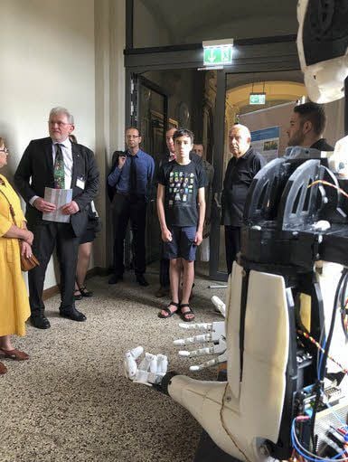 Biomedizin-Professor Boris Romanus Bracio stellt Roboter „Macho“ vor.