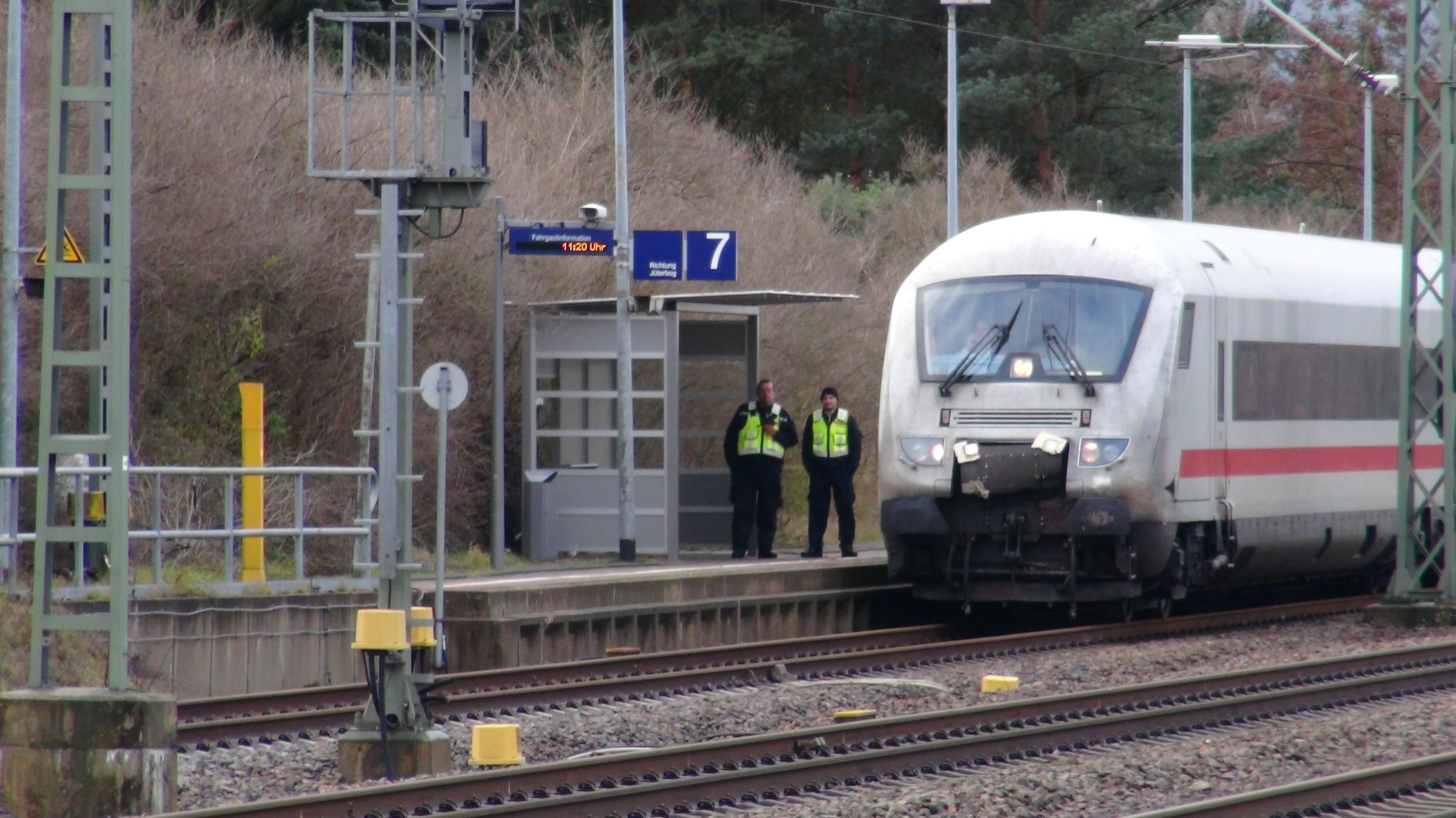 Der Unglücks-ICE auf dem Bahnhof in Zahna-Elster.