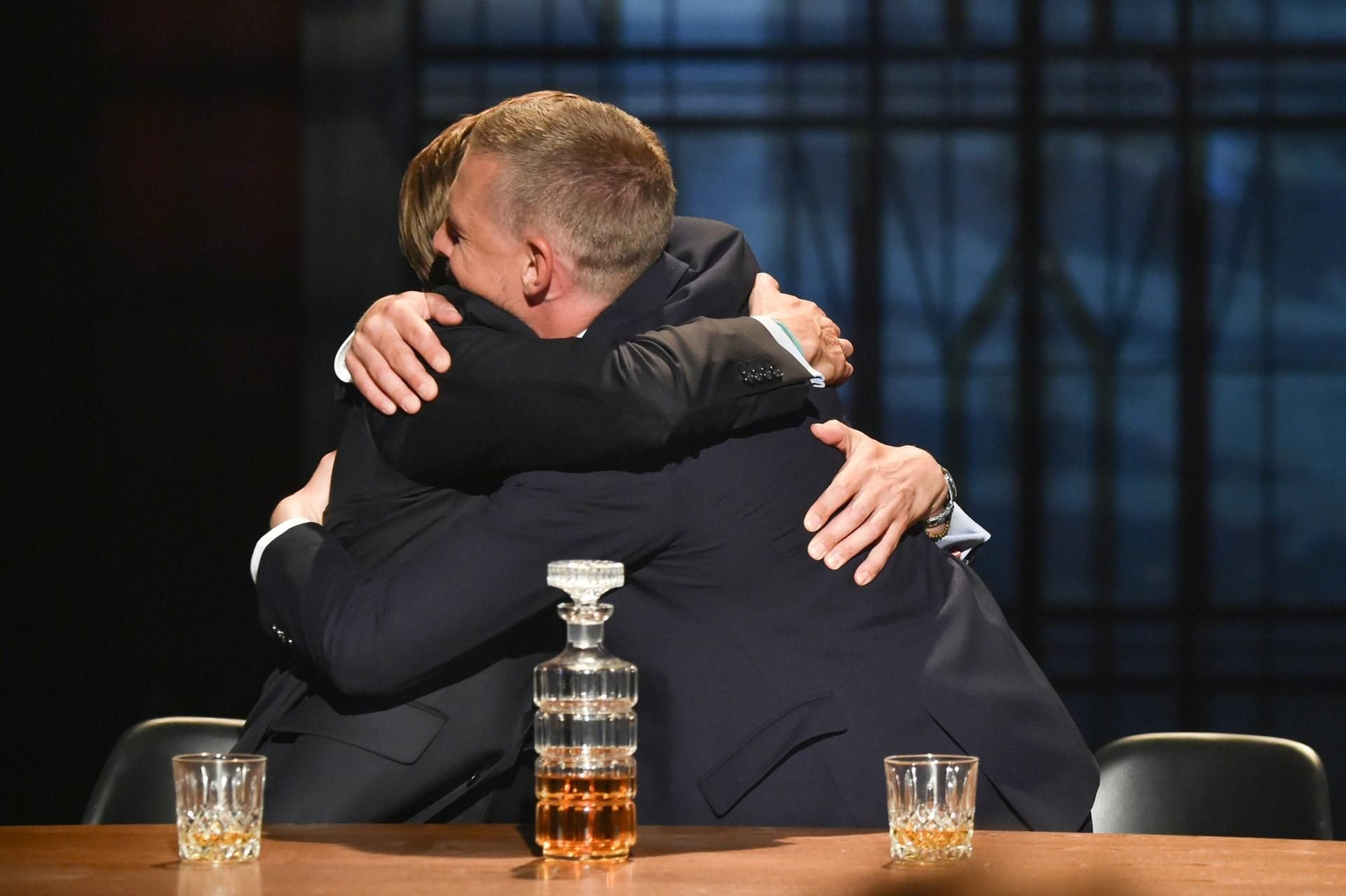 Joko Winterscheid und Klaas Heufer-Umlauf umarmen sich bei der letzten Folge von Circus Halligalli.