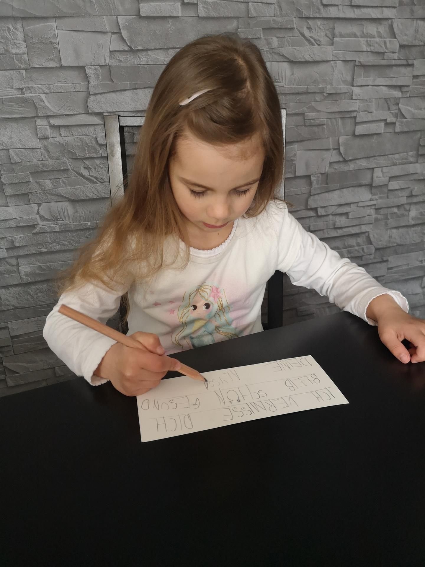 Hier schreibt Alyssa die Karten an ihre Freunde.