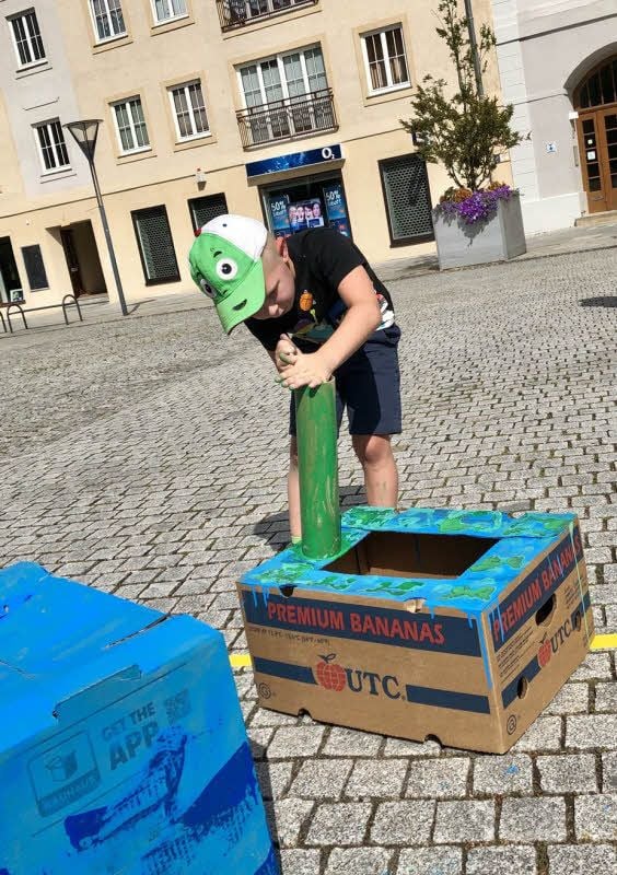 Konzentriert setzt Max den Schornstein auf sein Schmetterlingshaus.