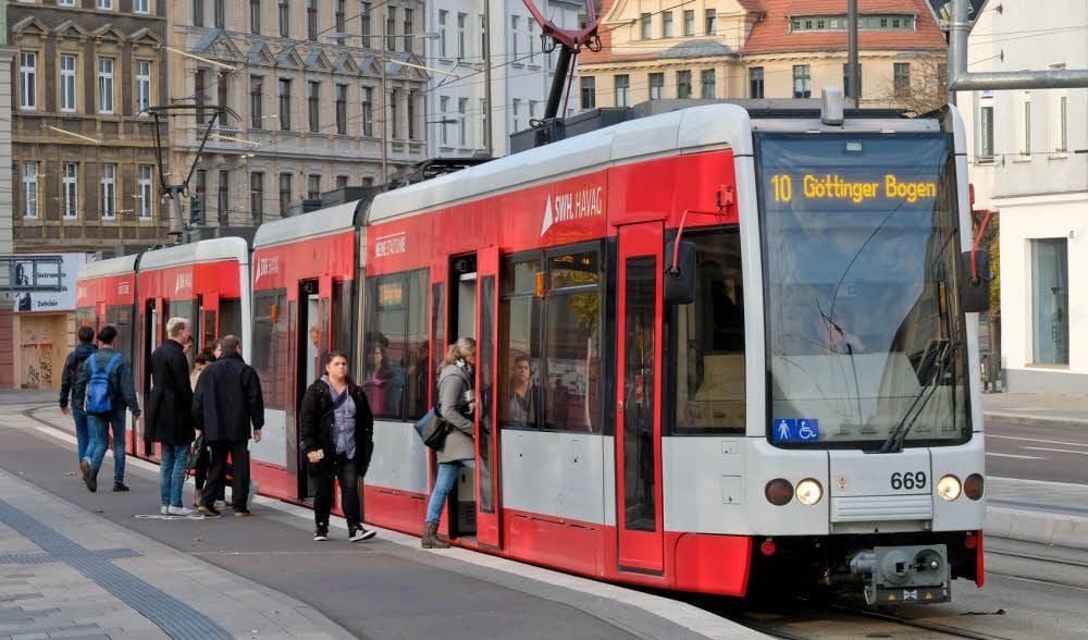 Ein- und Aussteigen am Steintor: Hier wäre es bei einer kostenlosen Beförderung deutlich voller.